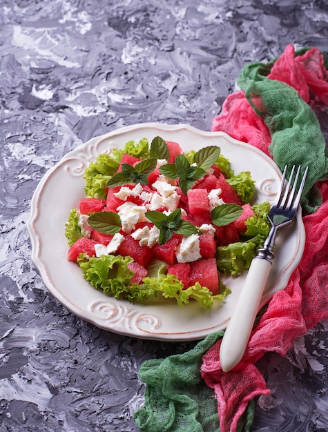Salade met watermeloen en feta-kaas Premium Foto