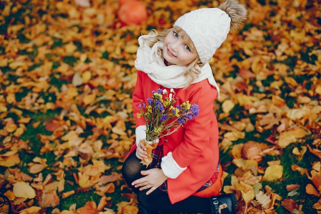 Schattig klein meisje in een herfst park Gratis Foto