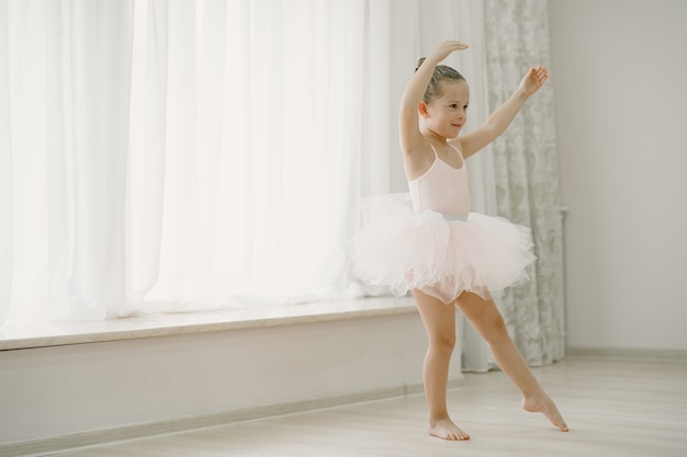 ondergoed periodieke Triviaal Schattige kleine ballerina's in roze balletkostuum. het kind in  pointe-schoenen danst in de kamer. kid in dansles. | Gratis Foto