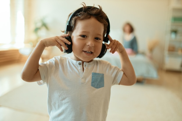 als resultaat piramide censuur Schattige lieve kleine jongen draadloze koptelefoon dragen, luisteren naar  muziek | Gratis Foto