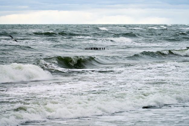 Schilderachtig uitzicht op de blauwe zee met borrelende en schuimende