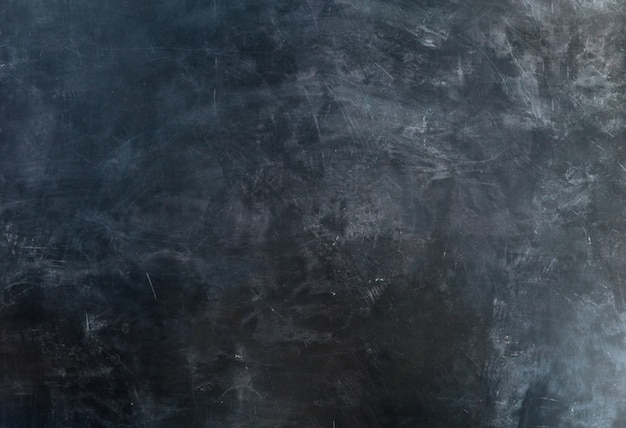 Schoolbord met sporen van krijt op het, achtergrond.- beeld Premium Foto