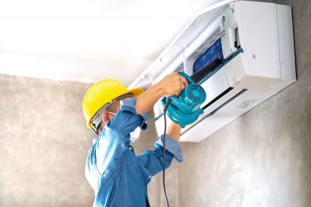 Schoonmaak en onderhoud airco aan de muur met blazer in slaapkamer of