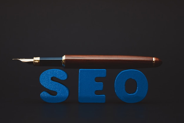 Seo-tekstalfabet voor zoekmachineoptimalisatie en pen, Premium Foto