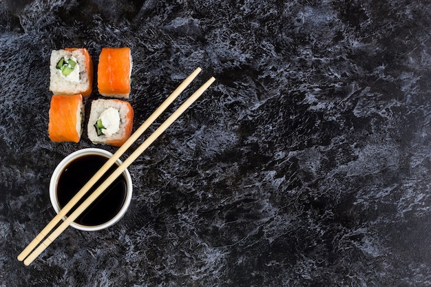 Set sushi en maki op stenen tafel. bovenaanzicht achtergrond copyspace Premium Foto