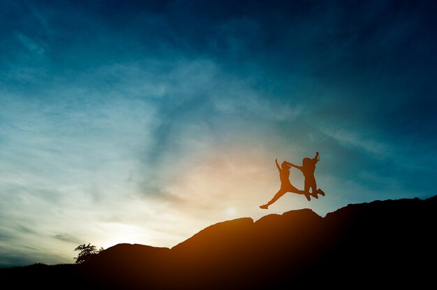 Silhouet van teamleiderschap, teamwerk en teamwerk en prachtige silhouetconcepten Premium Foto
