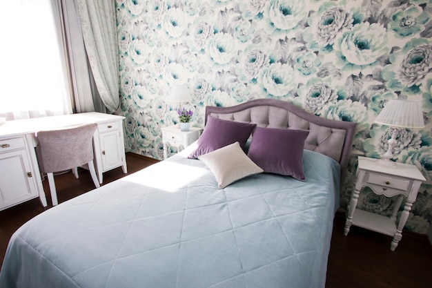tent voordeel Uitlijnen Slaapkamer in provençaalse stijl in blauw en lila kleuren, helder, modern  interieur | Premium Foto