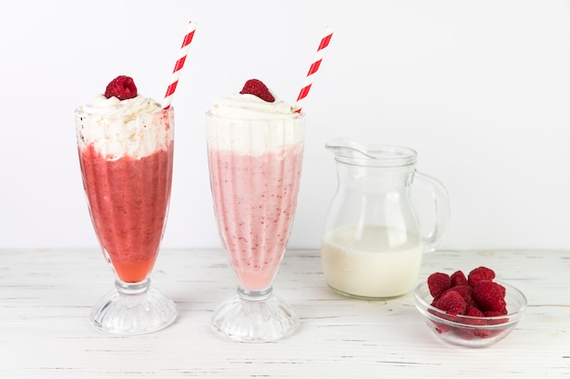 Sluit milkshakeglazen met slagroom Gratis Foto