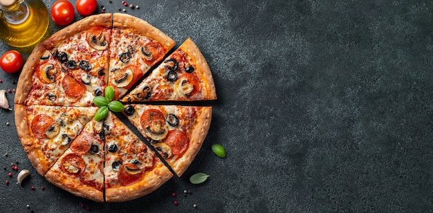 Smakelijke pepperonispizza met paddestoelen en olijven. Premium Foto
