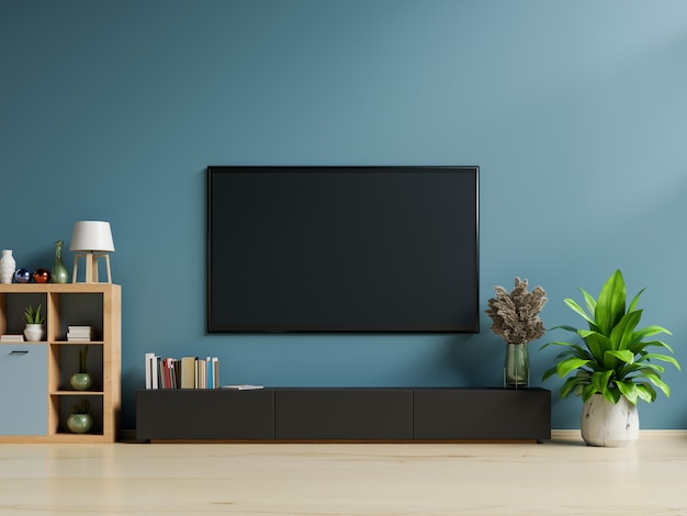 Smart tv op de donkerblauwe muur in de woonkamer | Premium ...