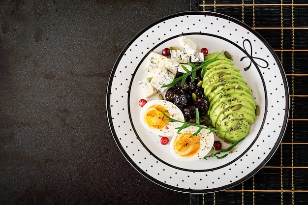 Fonkelnieuw Snack of gezond ontbijt - plaat van blauwe kaas, avocado, gekookt KB-71