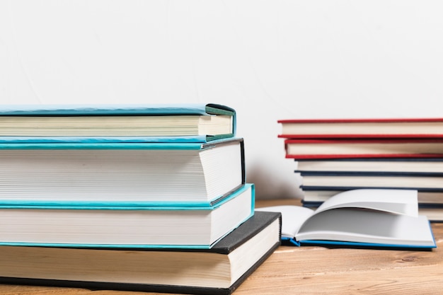 Stapel boeken op minimalistische houten tafel Gratis Foto