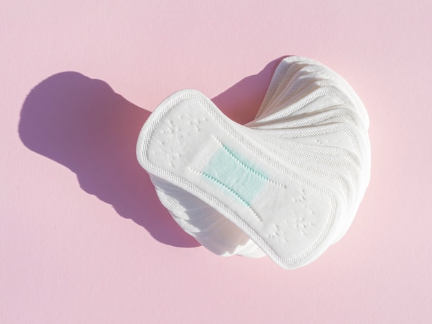 Stapel van dagelijks schoon maandverband op roze achtergrond Gratis Foto