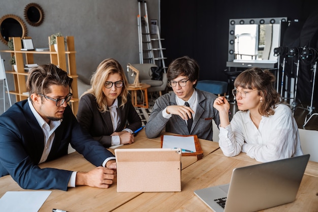 Start diversiteit teamwork brainstorming meeting concept. Gratis Foto