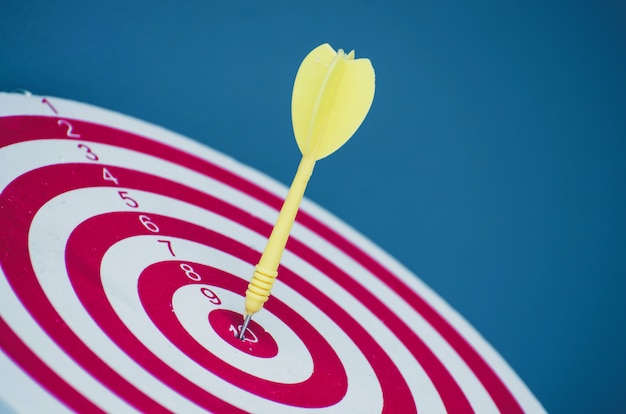 Target dart pin op center 10-punt dartbord marketingconcept. Premium Foto