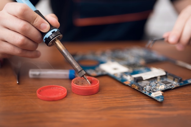 Tech soldeer telefooncircuits smartphone-reparatie. Premium Foto