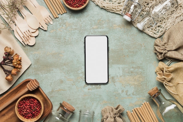 Telefoonmodel met milieuvriendelijke objecten Gratis Foto