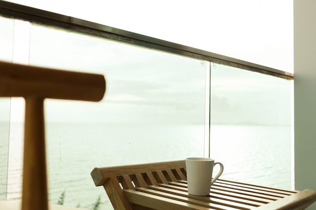 Terras van hotel met uitzicht op zee en tafel gedekt in zomervakantie