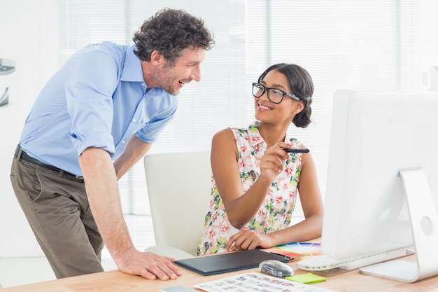 Toevallig paar dat computer in bureau met behulp van Premium Foto