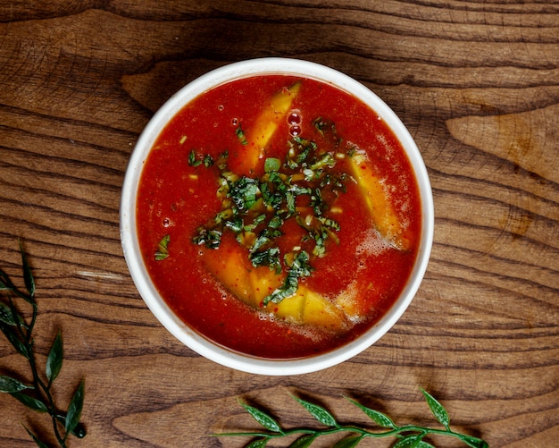 Tomatensoep met vis op tafel Gratis Foto