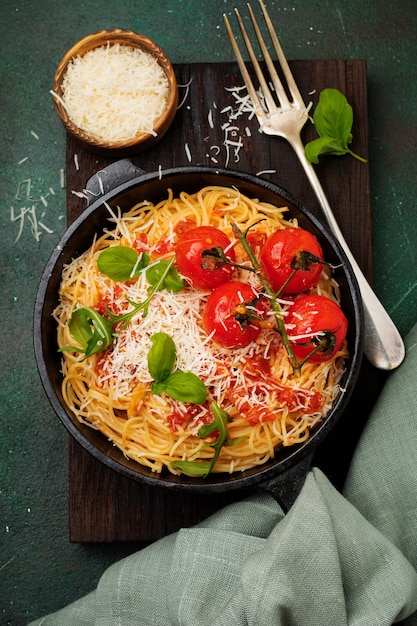 Traditioneel Italiaans Gerecht Van Spaghetti Met Tomatensaus En