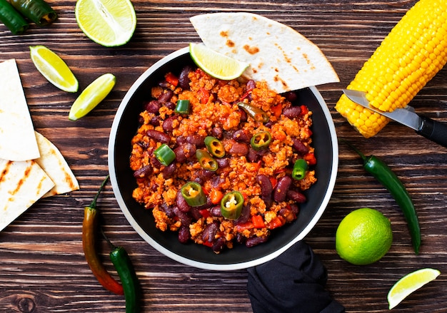 Traditionele mexicaanse chili con carne geserveerd op een rustieke