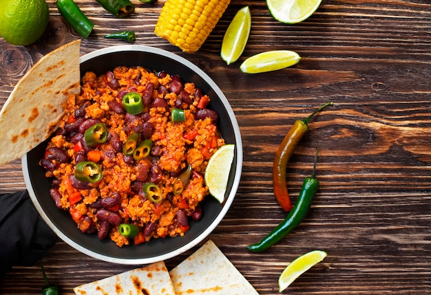 Traditionele mexicaanse chili con carne geserveerd op een rustieke