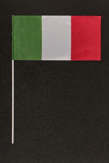 ik klaag nog een keer Lada Tricolor italiaanse vlag groen wit rood op zwarte achtergrond | Premium Foto