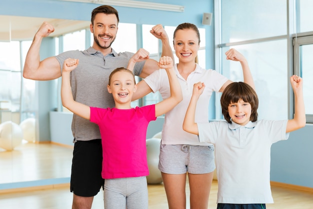 Trots om sterk en gezond te zijn. gelukkige sportieve