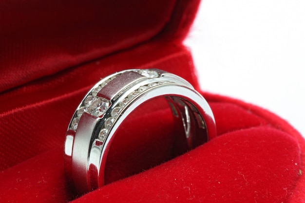 Trouwring met diamanten in rode doos Premium Foto