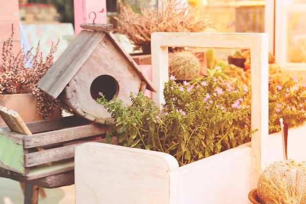 Tuin decoraties met vogelhuis en kleine planten met lente seizoen kleur