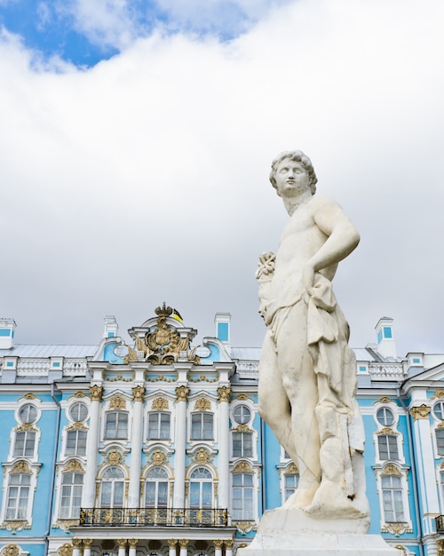 Tuinstandbeeld in catherine palace in tsarskoye selo (pushkin), st. petersburg, rusland Premium Foto
