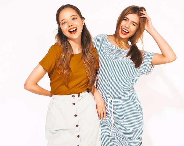 Twee Jonge Mooie Glimlachende Meisjes In Trendy Zomer Casual Kleding Sexy Zorgeloze Vrouwen