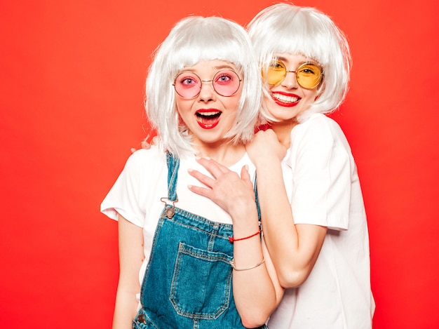 Twee Jonge Sexy Lachende Hipster Meisjes In Witte Pruiken