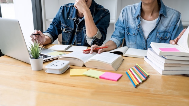 Twee middelbare schoolstudenten of klasgenoten met hulpvriend homeworks die in klaslokaal leren Premium Foto