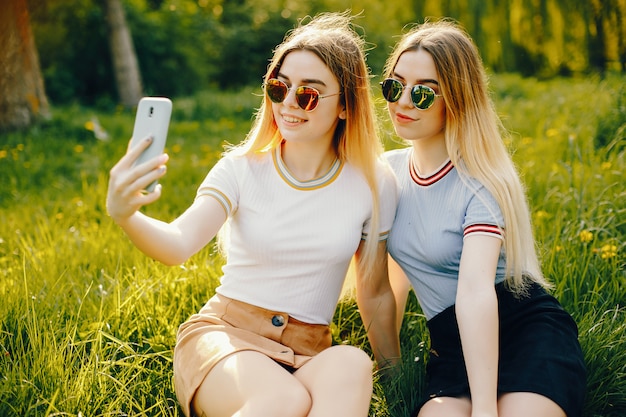 Twee mooie jonge mooie meisjes met glanzend blond haar en 