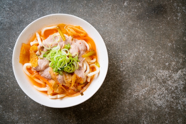 Udon ramen noodle met varkensvlees en kimchi Premium Foto