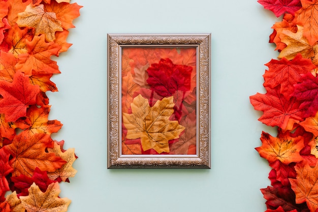 Kelder hoe Bourgondië Vintage prikbord op herfstbladeren | Premium Foto