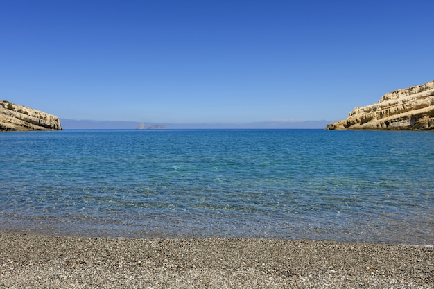 Uitzicht op het prachtige strand  van matala  op het eiland 