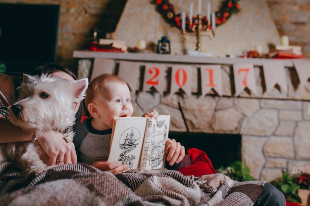 Vader die een boek dat uw baby is op zoek naar en ontroerend Gratis Foto
