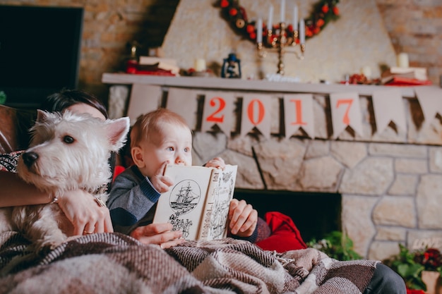 Vader die een boek dat uw baby is op zoek naar en ontroerend Gratis Foto