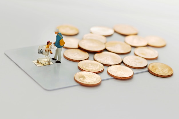 Vader en kinderen gaan winkelen met kar op creditcard en munten. Premium Foto