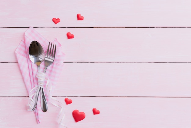 Valentijnsdag en liefde concept op roze houten achtergrond. Premium Foto