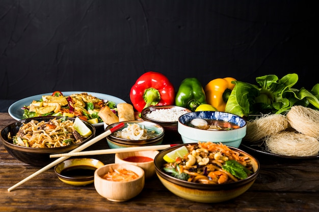 Variatie van thaise keuken met groene paprika's en bokchoy op houten