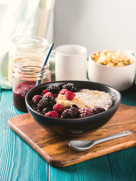 Veganistische chia-pudding met bessen en amandelboter Premium Foto