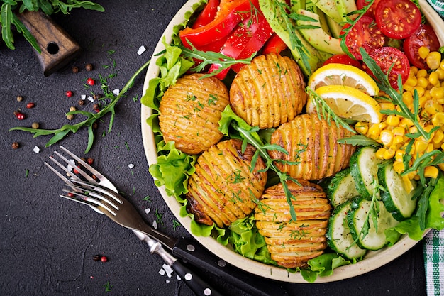 Vegetarische Boeddha Schaal. Rauwe Groenten En Aardappelen In De Schil ...