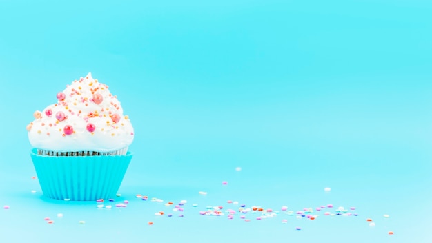 Verjaardag cupcake met confetti Gratis Foto