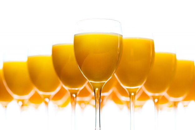 Vers appelsiensap. high key, witte achtergrond. Premium Foto