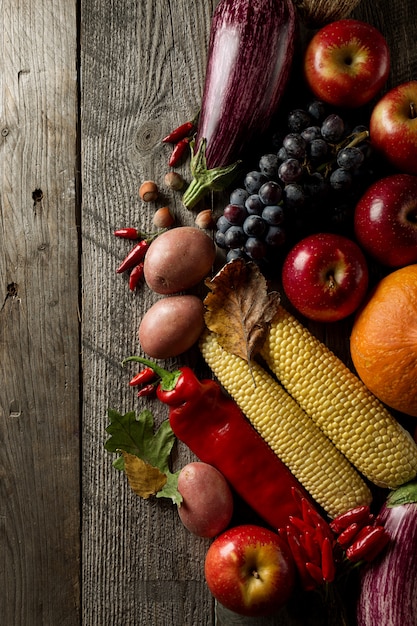 Verschillende seizoensgebonden herfst groenten en fruit op houten