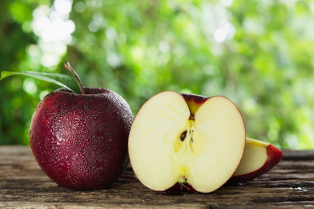 Verse appel met waterdruppel op de huid over groene natuur, vers fruit Gratis Foto